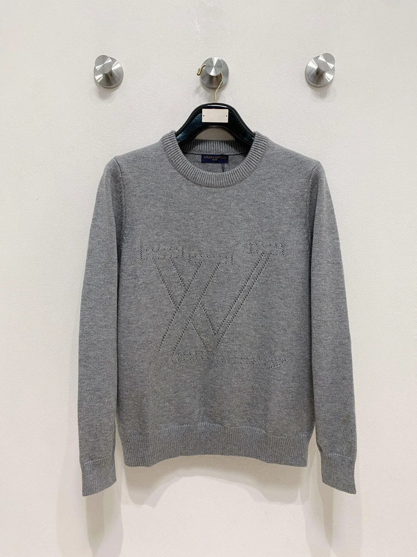 🅿️440 [LV Louis Vuitton] Autumn and winter classic lapel sweater, in full condition! ! ! Wool blended fabric, the latest model in 2025, golden ratio! ! Slim-fitting soft gold, versatile and practical item, the combination and practicality are extremely powerful, simple and elegant, and classy! To create your own style, it is highly recommended to buy it in two colors. The standard slim fit tailoring process is suitable for both young and old men. It is knitted from wool and will not cause any discomfort! While keeping warm, it is stylish, textured and wearable, and the classic logo with contrasting colors on the chest feels in place! ! Recommended for regular customers! ! Size M-3XL (maximum wear: 190 pounds)